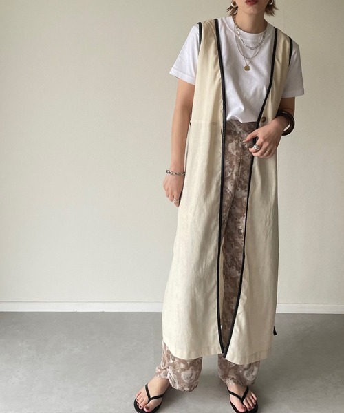 y/m by misato（イムバイミサト）の「リネンミックスパイピングロングジレ（ベスト・レディース・ベージュ/オフホワイト・FREE）」の4枚目の写真