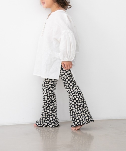 LOWRYS FARM(ローリーズファーム)の「フラワーカットJQフレアパンツ 215243(その他パンツ・キッズ・ブラック/ベージュ/オレンジ・110cm/120cm/130cm)」の2枚目の写真