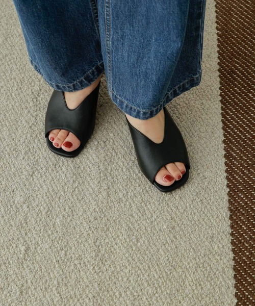 URBAN RESEARCH DOORS（アーバンリサーチドアーズ）の「Uカットヒールサンダル（サンダル・レディース・ブラック/キャメル・37/36/38）」の2枚目の写真