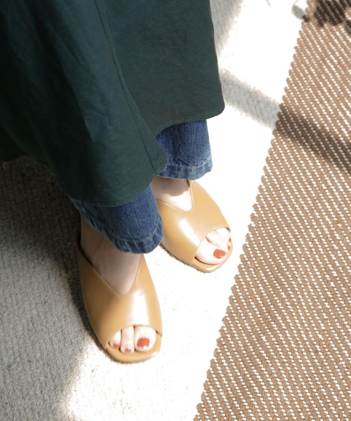 URBAN RESEARCH DOORS（アーバンリサーチドアーズ）の「Uカットヒールサンダル（サンダル・レディース・ブラック/キャメル・37/36/38）」の4枚目の写真