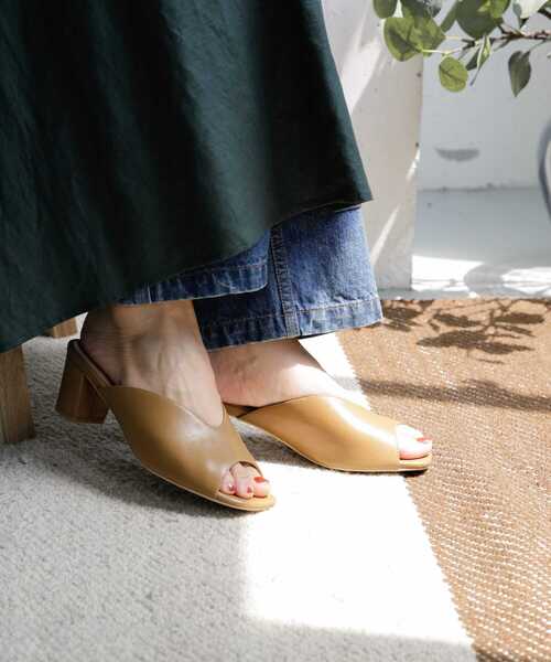 URBAN RESEARCH DOORS（アーバンリサーチドアーズ）の「Uカットヒールサンダル（サンダル・レディース・ブラック/キャメル・37/36/38）」の5枚目の写真