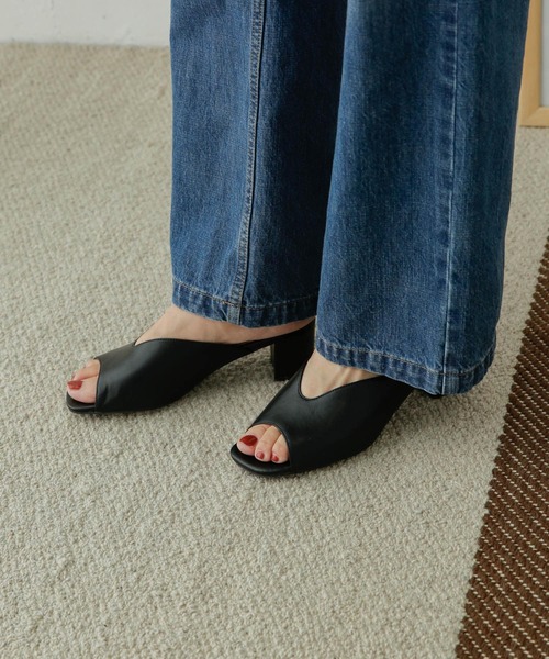 URBAN RESEARCH DOORS（アーバンリサーチドアーズ）の「Uカットヒールサンダル（サンダル・レディース・ブラック/キャメル・37/36/38）」の6枚目の写真