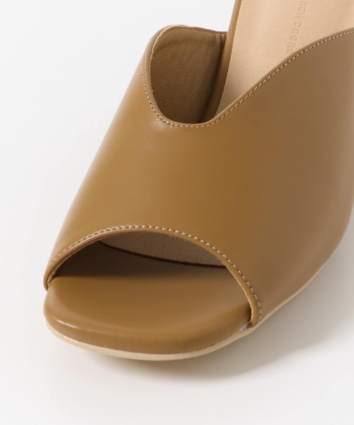 URBAN RESEARCH DOORS（アーバンリサーチドアーズ）の「Uカットヒールサンダル（サンダル・レディース・ブラック/キャメル・37/36/38）」の15枚目の写真