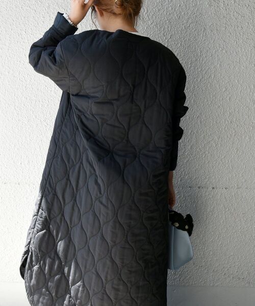 SHIPS any（シップス エニィ）の「SHIPS any: THERMORE キルティング ノーカラー クルーネック ロングコート（その他アウター・レディース・ブラック/ベージュ/イエロー・38/36）」の15枚目の写真