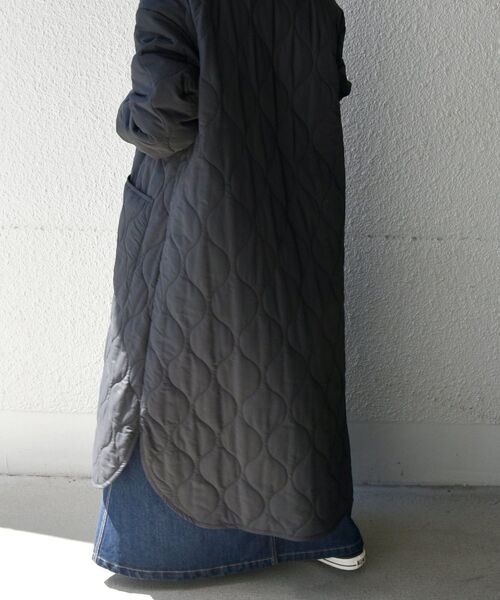 SHIPS any（シップス エニィ）の「SHIPS any: THERMORE キルティング ノーカラー クルーネック ロングコート（その他アウター・レディース・ブラック/ベージュ/イエロー・38/36）」の16枚目の写真