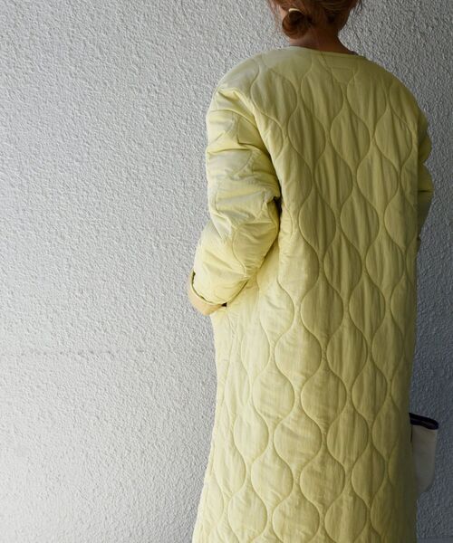 SHIPS any（シップス エニィ）の「SHIPS any: THERMORE キルティング ノーカラー クルーネック ロングコート（その他アウター・レディース・ブラック/ベージュ/イエロー・38/36）」の19枚目の写真