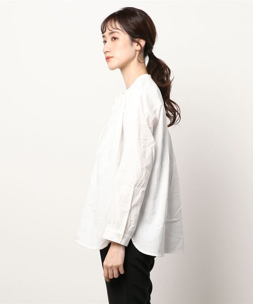 Samansa Mos2（サマンサ モスモス）の「ピンタックバンドカラーブラウス（シャツ/ブラウス・レディース・ベージュ/ネイビー/オフホワイト/チャコール・ﾌﾘ-）」の5枚目の写真