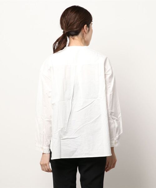 Samansa Mos2（サマンサ モスモス）の「ピンタックバンドカラーブラウス（シャツ/ブラウス・レディース・ベージュ/ネイビー/オフホワイト/チャコール・ﾌﾘ-）」の6枚目の写真