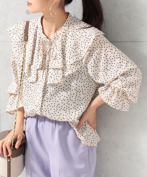 fredy emue（フレディエミュ）の「ドットラッフルカラーブラウス（シャツ/ブラウス・レディース・ホワイト系その他5/ブラック系その他4/ブラック系その他3/ホワイト系その他4・38/36）」の2枚目の写真