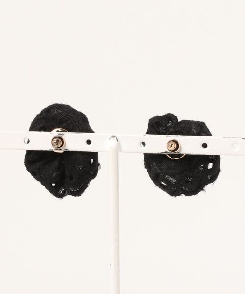 Samansa Mos2(サマンサ モスモス)の「レースコサージュピアス(ピアス(両耳用)・レディース・キナリ/ブラック・フリ-)」の3枚目の写真