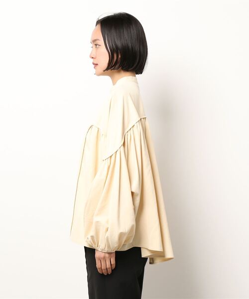 美品 MIESROHE ウォッシャブル パウダータッチギャザーフレアブラウス MIESROHE（ミースロエ）の「washableパウダータッチギャザー