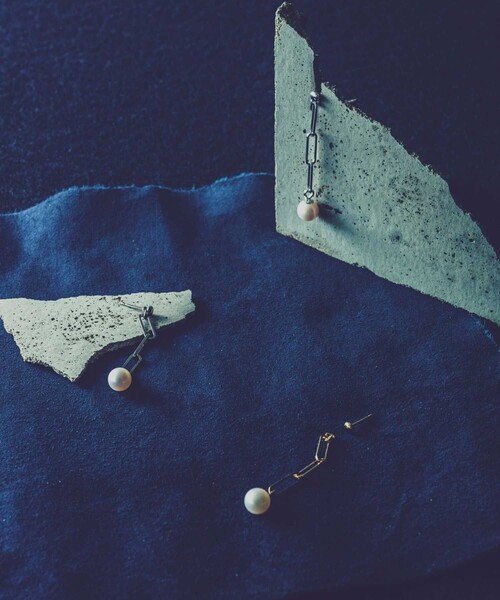 and cloud（アンドクラウド）の「Pearl 2way Chain Pierce / Single（ピアス（片耳用）・レディース・ブラック/シルバー/イエローゴールド・FREE）」の2枚目の写真