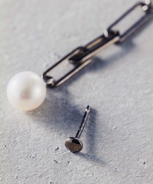 and cloud（アンドクラウド）の「Pearl 2way Chain Pierce / Single（ピアス（片耳用）・レディース・ブラック/シルバー/イエローゴールド・FREE）」の7枚目の写真