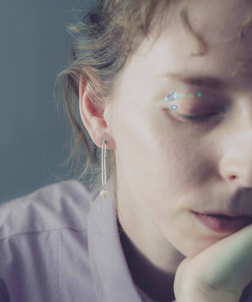 and cloud（アンドクラウド）の「Pearl 2way Chain Pierce / Single（ピアス（片耳用）・レディース・ブラック/シルバー/イエローゴールド・FREE）」の9枚目の写真