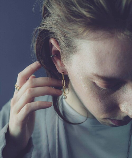 and cloud（アンドクラウド）の「Pearl 2way Chain Pierce / Single（ピアス（片耳用）・レディース・ブラック/シルバー/イエローゴールド・FREE）」の11枚目の写真