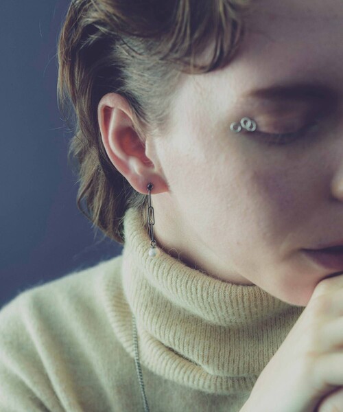 and cloud（アンドクラウド）の「Pearl 2way Chain Pierce / Single（ピアス（片耳用）・レディース・ブラック/シルバー/イエローゴールド・FREE）」の14枚目の写真
