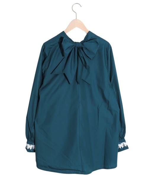 iS ScoLar（イズスカラー）の「522078：蝶花刺繍シャツ（シャツ