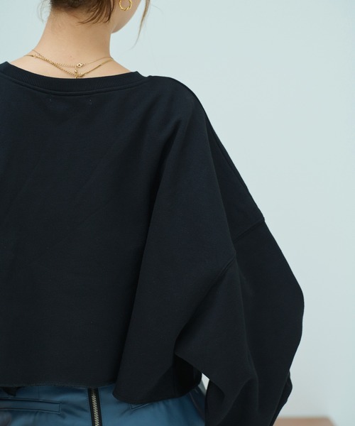 HANNE(アン)の「クロップド丈ボリュームスリーブスウェット/プルオーバー(ニット/セーター・レディース・グレー/ブラック/グリーン・フリー)」の5枚目の写真