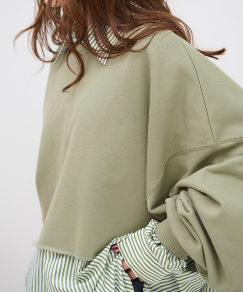 HANNE(アン)の「クロップド丈ボリュームスリーブスウェット/プルオーバー(ニット/セーター・レディース・グレー/ブラック/グリーン・フリー)」の4枚目の写真