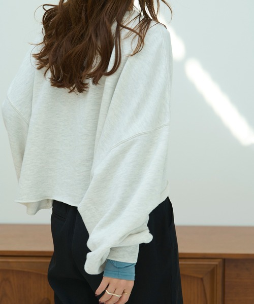 HANNE(アン)の「クロップド丈ボリュームスリーブスウェット/プルオーバー(ニット/セーター・レディース・グレー/ブラック/グリーン・フリー)」の8枚目の写真