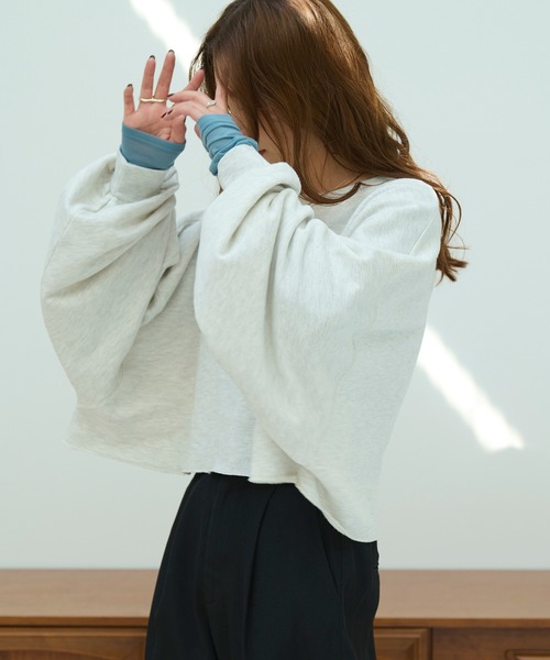 HANNE(アン)の「クロップド丈ボリュームスリーブスウェット/プルオーバー(ニット/セーター・レディース・グレー/ブラック/グリーン・フリー)」の10枚目の写真