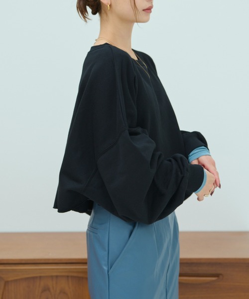 HANNE(アン)の「クロップド丈ボリュームスリーブスウェット/プルオーバー(ニット/セーター・レディース・グレー/ブラック/グリーン・フリー)」の14枚目の写真