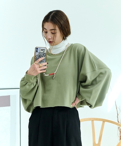 HANNE(アン)の「クロップド丈ボリュームスリーブスウェット/プルオーバー(ニット/セーター・レディース・グレー/ブラック/グリーン・フリー)」の22枚目の写真