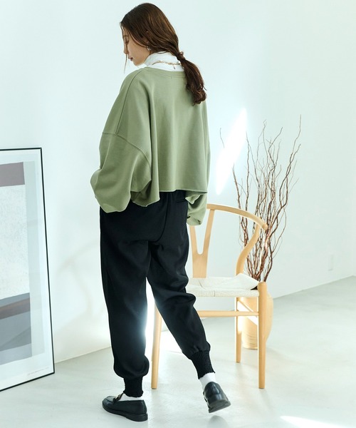 HANNE(アン)の「クロップド丈ボリュームスリーブスウェット/プルオーバー(ニット/セーター・レディース・グレー/ブラック/グリーン・フリー)」の21枚目の写真