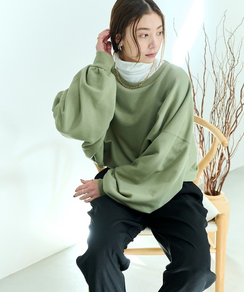 HANNE(アン)の「クロップド丈ボリュームスリーブスウェット/プルオーバー(ニット/セーター・レディース・グレー/ブラック/グリーン・フリー)」の19枚目の写真