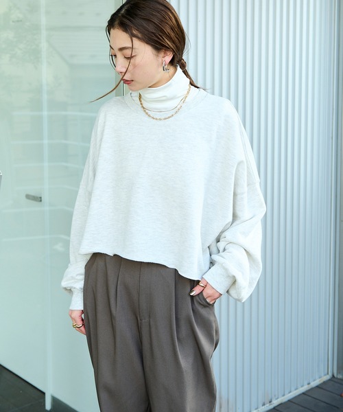 HANNE(アン)の「クロップド丈ボリュームスリーブスウェット/プルオーバー(ニット/セーター・レディース・グレー/ブラック/グリーン・フリー)」の16枚目の写真