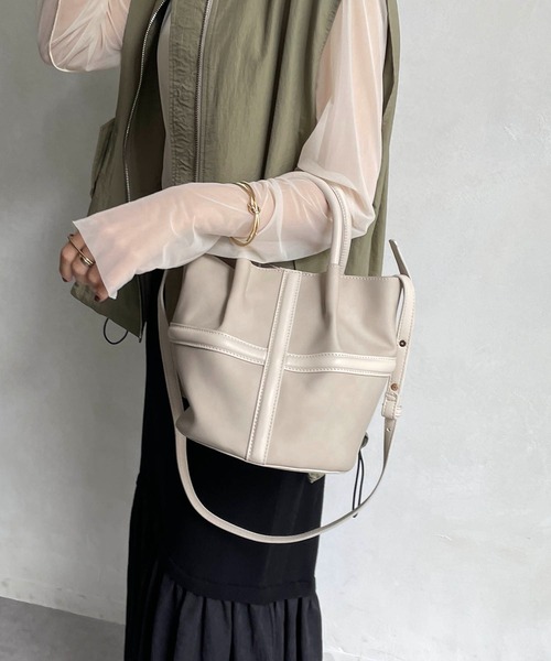 CAPRICIEUX LE'MAGE(カプリシューレマージュ)の「ボア巾着SETスエードバッグ(ショルダーバッグ・レディース・アイボリー/キャメル・FREE)」の3枚目の写真