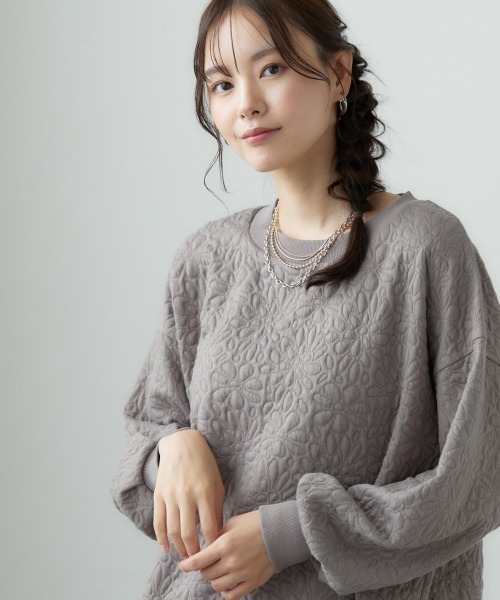 miclat（ミクラ）の「大きいサイズ　花柄キルトジャガードプルオーバー　miclat（スウェット・レディース・ネイビー/ベージュ系/ピンク・LL/3L/4L/5L/L）」の2枚目の写真