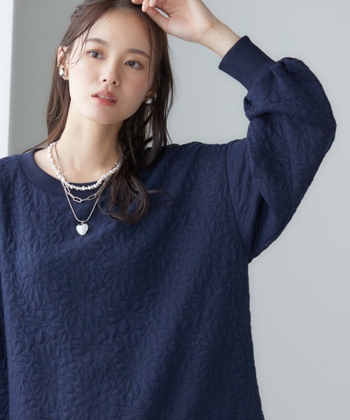 miclat（ミクラ）の「大きいサイズ　花柄キルトジャガードプルオーバー　miclat（スウェット・レディース・ネイビー/ベージュ系/ピンク・LL/3L/4L/5L/L）」の3枚目の写真