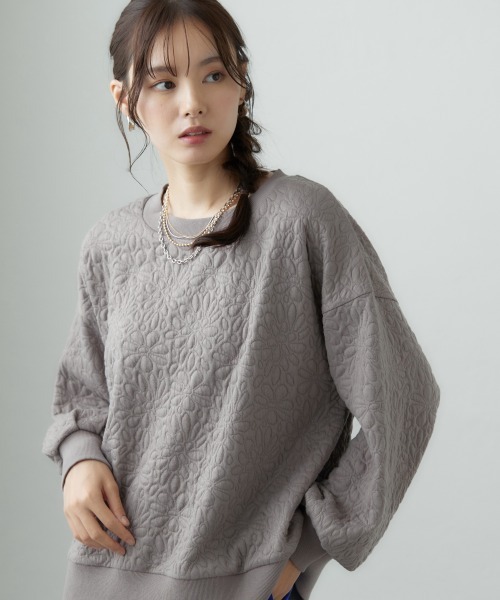 miclat（ミクラ）の「大きいサイズ　花柄キルトジャガードプルオーバー　miclat（スウェット・レディース・ネイビー/ベージュ系/ピンク・LL/3L/4L/5L/L）」の4枚目の写真