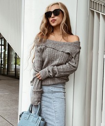 オフショルダーデザインニット