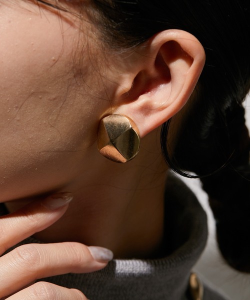 ear PAPILLONNER(イアパピヨネ)の「スタッズボタンイヤリング(イヤリング・レディース・ゴールド/シルバー・FREE)」の6枚目の写真