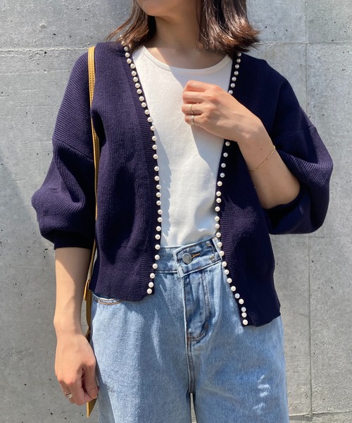 MAISON BREEZE（メゾンブリーズ）の「【MAISON BREEZE】パールデザインニットカーディガンKNF（カーディガン/ボレロ・レディース・ブラック/ネイビー・FREE）」の2枚目の写真