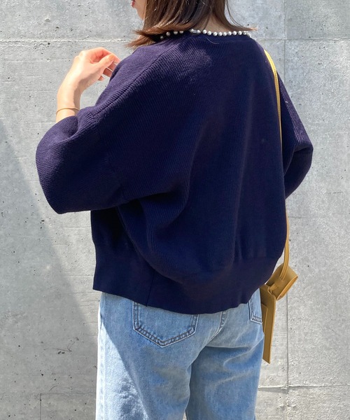 MAISON BREEZE（メゾンブリーズ）の「【MAISON BREEZE】パールデザインニットカーディガンKNF（カーディガン/ボレロ・レディース・ブラック/ネイビー・FREE）」の4枚目の写真