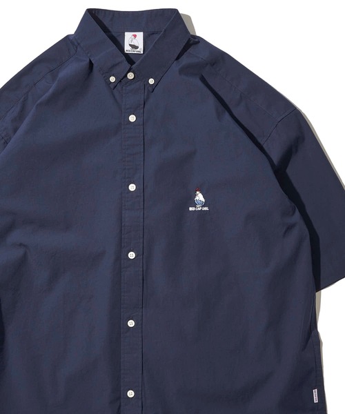 ADPOSION（アドポーション）の「【Red Cap Girl】ワンポイント刺繍 ビッグシルエット 半袖 ボタンダウンシャツ（シャツ/ブラウス・メンズ・ブラック/その他/ホワイト/ネイビー系1/ネイビー/ブルー系1/サックスブルー・LARGE/MEDIUM）」の4枚目の写真