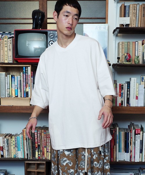 Air Tokyo(エアートウキョー)の「オーバーサイズ ドルマンスリーブ S/S カットソー(Tシャツ/カットソー・メンズ・グレイッシュベージュ/ブラック/オフホワイト・LARGE/MEDIUM)」の1枚目の写真