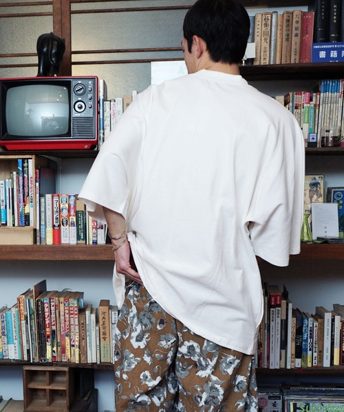 Air Tokyo(エアートウキョー)の「オーバーサイズ ドルマンスリーブ S/S カットソー(Tシャツ/カットソー・メンズ・グレイッシュベージュ/ブラック/オフホワイト・LARGE/MEDIUM)」の22枚目の写真