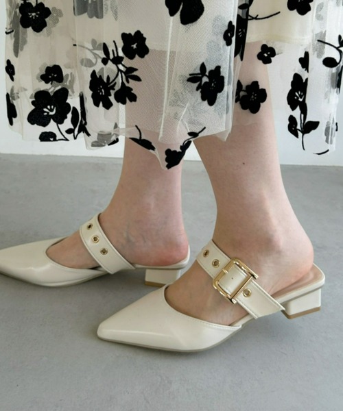 Loueme（ルエム）の「ポインテッドトゥ太ベルトミュール（パンプス・レディース・アイボリー/ブラック・24.5cm/23.5cm）」の4枚目の写真