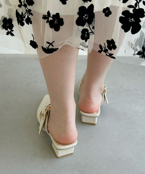 Loueme（ルエム）の「ポインテッドトゥ太ベルトミュール（パンプス・レディース・アイボリー/ブラック・24.5cm/23.5cm）」の7枚目の写真