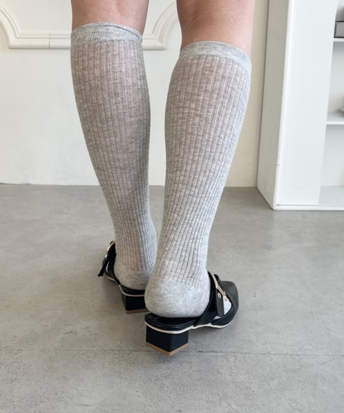 Loueme（ルエム）の「ポインテッドトゥ太ベルトミュール（パンプス・レディース・アイボリー/ブラック・24.5cm/23.5cm）」の21枚目の写真