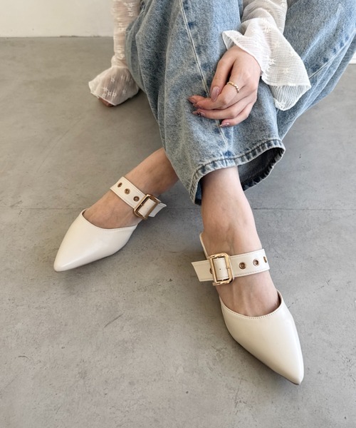 Loueme（ルエム）の「ポインテッドトゥ太ベルトミュール（パンプス・レディース・アイボリー/ブラック・24.5cm/23.5cm）」の11枚目の写真