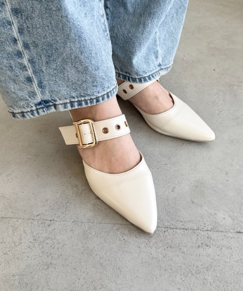 Loueme（ルエム）の「ポインテッドトゥ太ベルトミュール（パンプス・レディース・アイボリー/ブラック・24.5cm/23.5cm）」の12枚目の写真