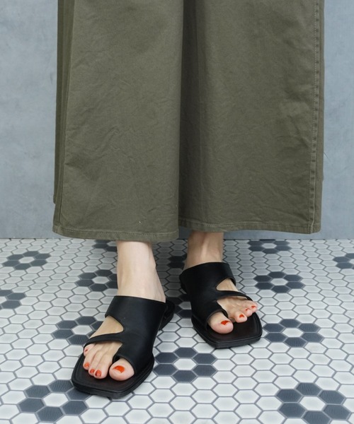Fabby fabby(ファビィーファビィー)の「ストリングフラットサンダル(サンダル・レディース・ブラック/オフホワイト/ライトベージュ・LARGE/MEDIUM/SMALL)」の11枚目の写真