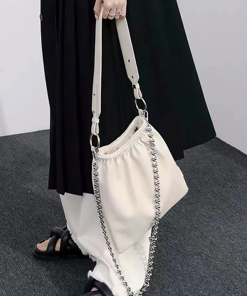 LOPASS(ロパス)の「ワイドベルト スクエアチェーンショルダーバッグ(ショルダーバッグ・レディース・ブラック/ホワイト・FREE)」の3枚目の写真