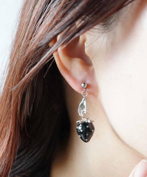 CERCA（チェルカ）の「jolie minette/もぎたて いちご狩り シルバー ピアス（ピアス（両耳用）・レディース・ブラック/ベージュ/ブラウン/クリア・FREE）」の2枚目の写真