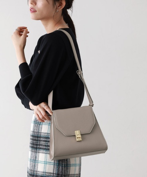 Pierrot（ピエロ）の「2wayショルダースクエアバッグ（ショルダーバッグ・レディース・グレイッシュベージュ/キャメル・FREE）」の2枚目の写真